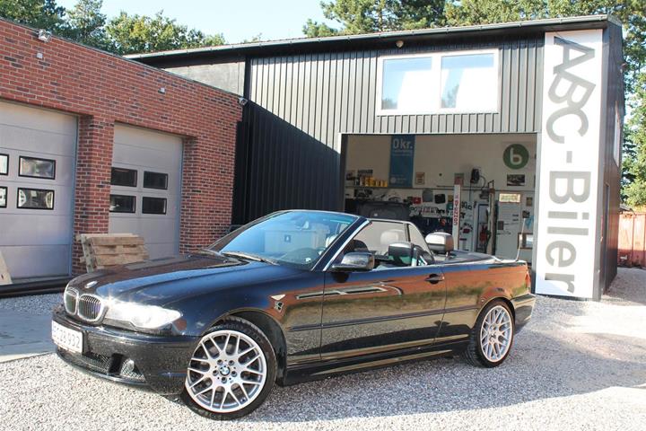 Sort BMW 320Ci fra 2004 set udefra