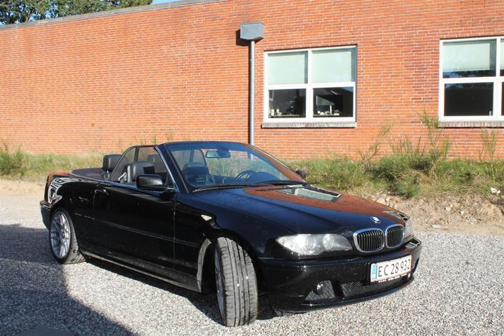 Sort BMW 320Ci fra 2004 set udefra