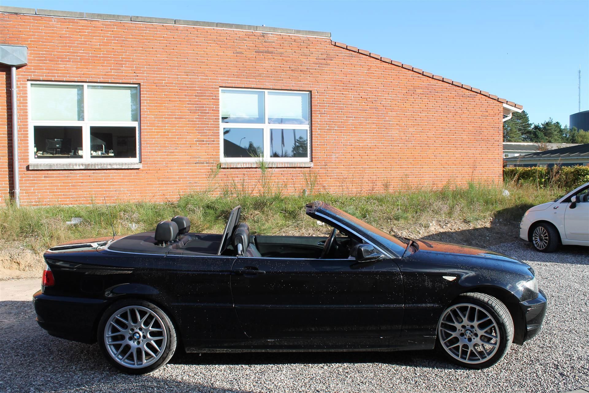 Sort BMW 320Ci fra 2004 set udefra