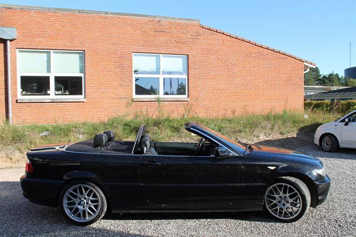 Sort BMW 320Ci fra 2004 set udefra