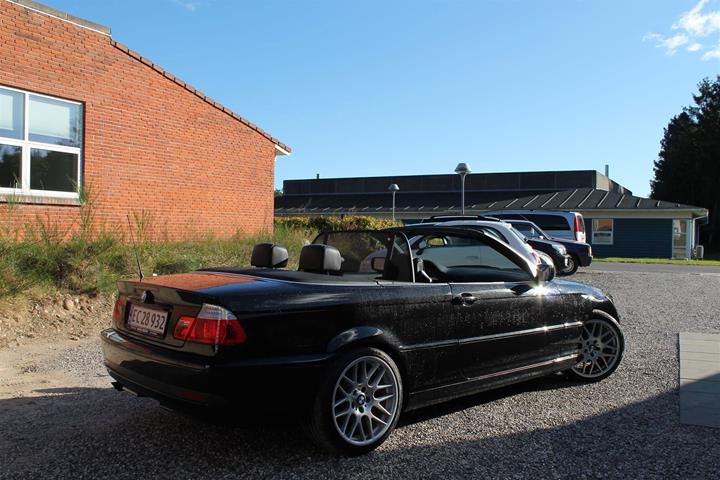 Sort BMW 320Ci fra 2004 set udefra