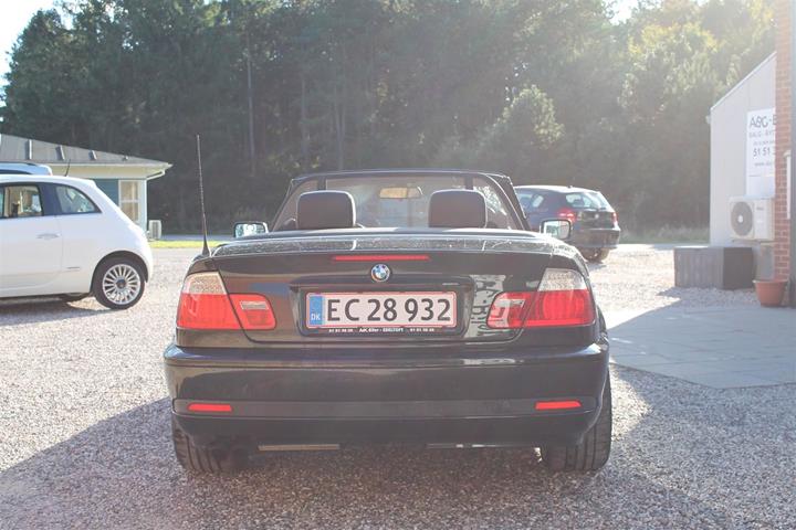 Sort BMW 320Ci fra 2004 set udefra