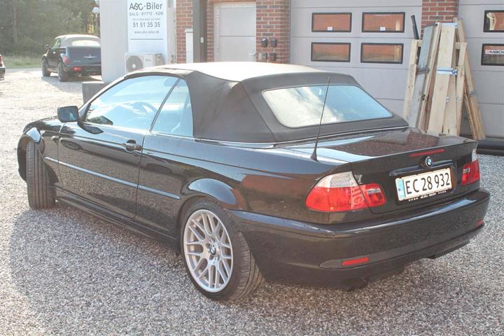 Sort BMW 320Ci fra 2004