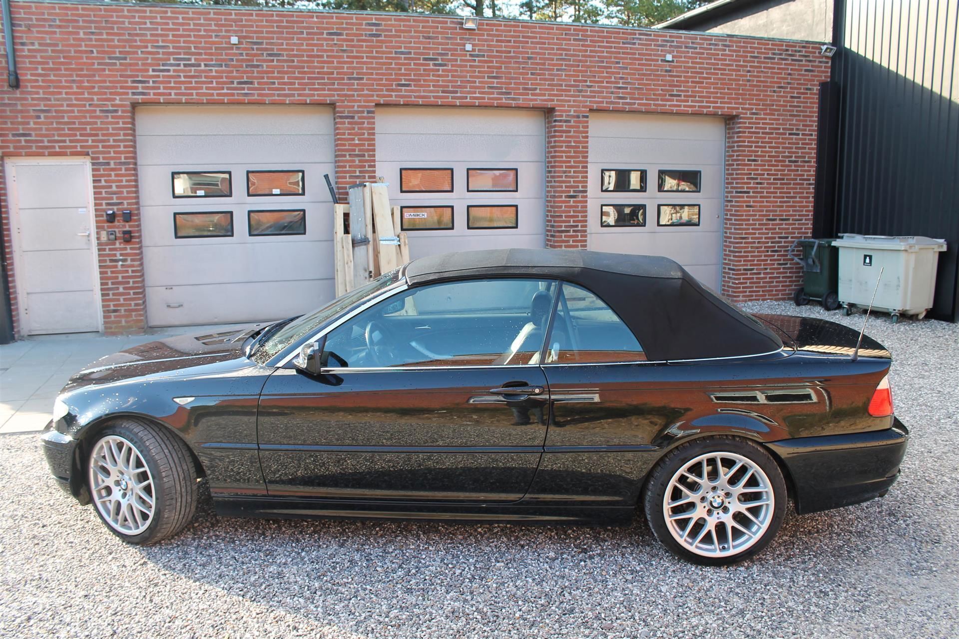 Sort BMW 320Ci fra 2004 set udefra