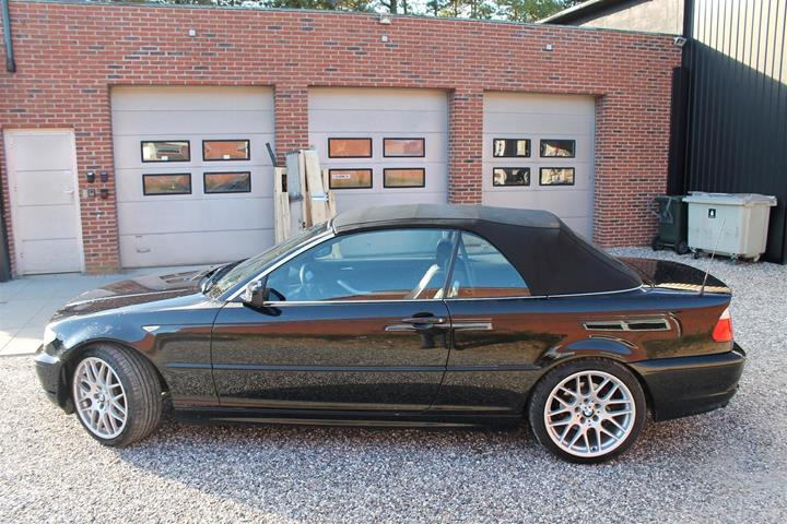 Sort BMW 320Ci fra 2004 set udefra