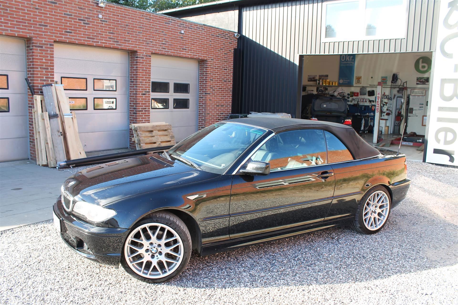 Sort BMW 320Ci fra 2004 set udefra