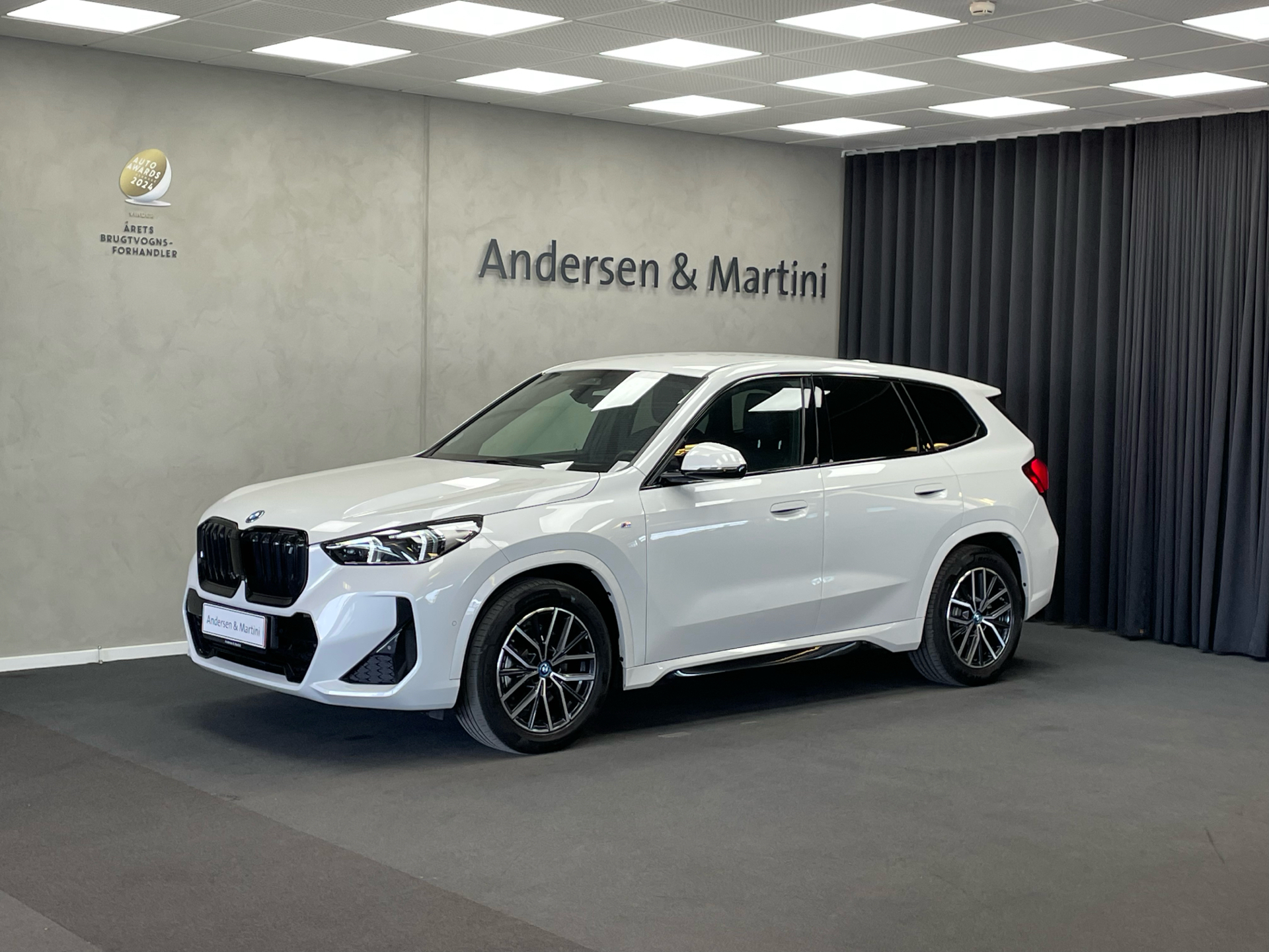 Hvid BMW iX1 fra 2023 set udefra