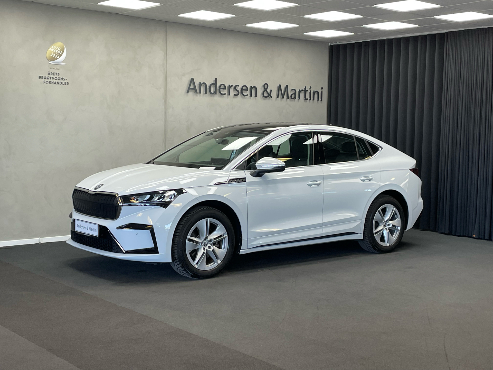 Hvid Skoda Enyaq iV fra 2022 set udefra