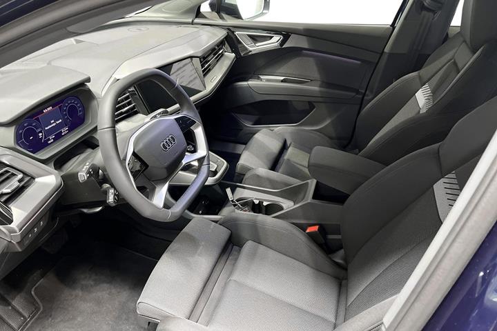 Blå Audi Q4 fra 2025