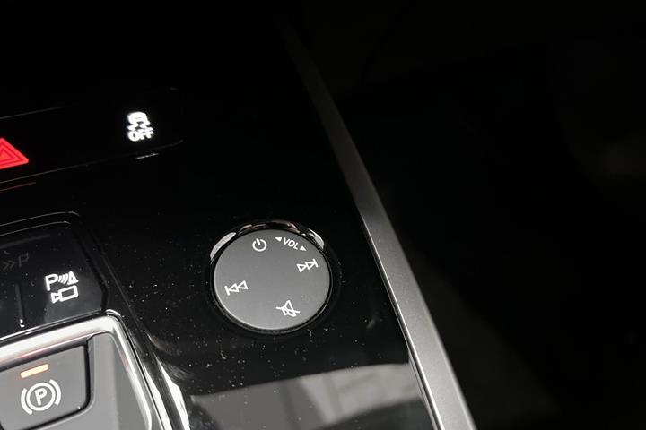 Blå Audi Q4 fra 2025 set indefra