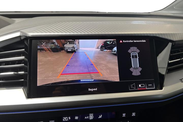 Blå Audi Q4 fra 2025 set indefra