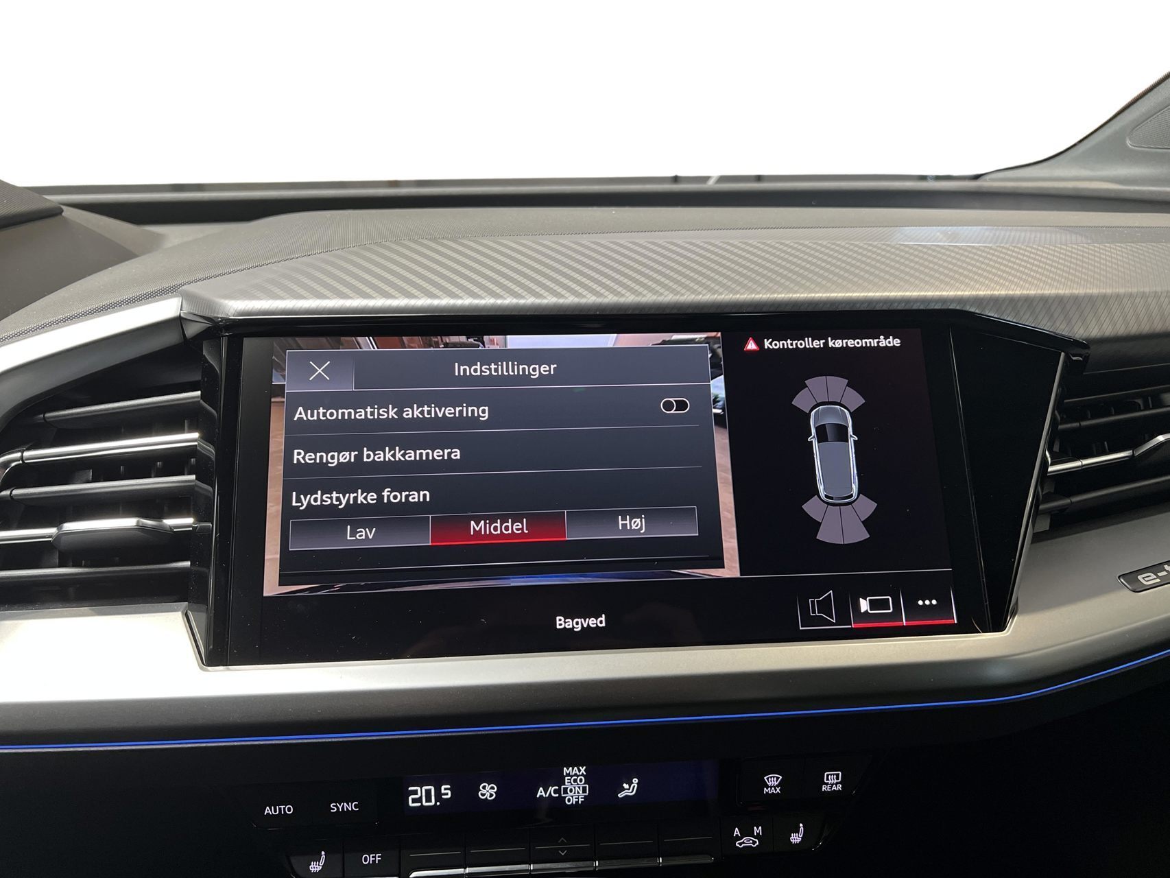 Blå Audi Q4 fra 2025 set indefra