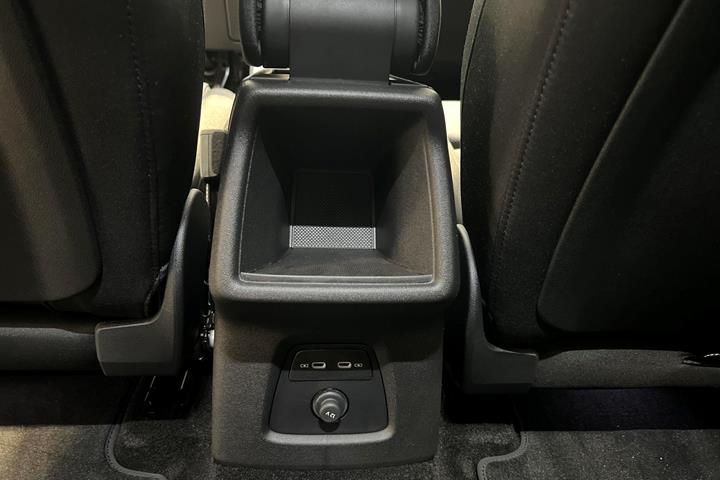 Blå Audi Q4 fra 2025 set indefra