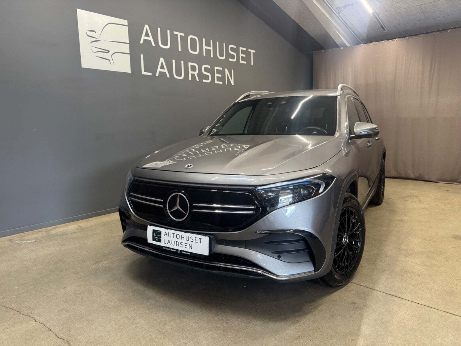 Grå Mercedes EQB250 fra 2023