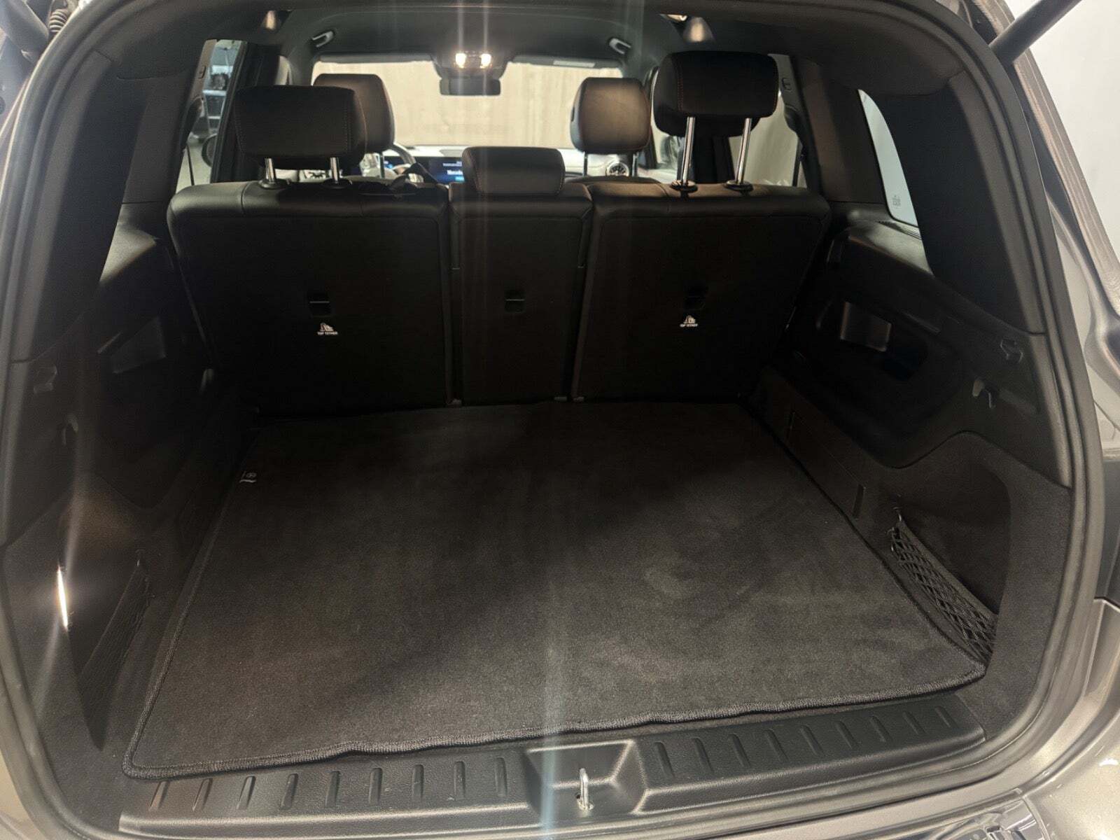 Grå Mercedes EQB250 fra 2023