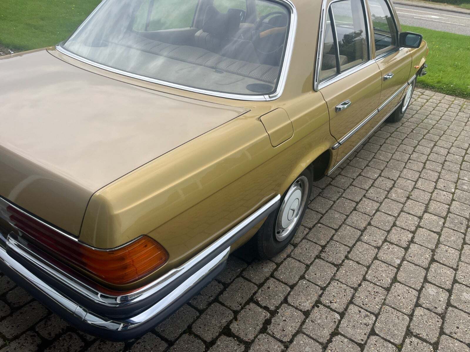 undefined Mercedes 280 E fra 1977 set udefra
