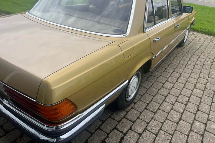 undefined Mercedes 280 E fra 1977 set udefra