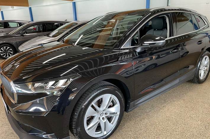 Sort Skoda Enyaq fra 2022 set udefra