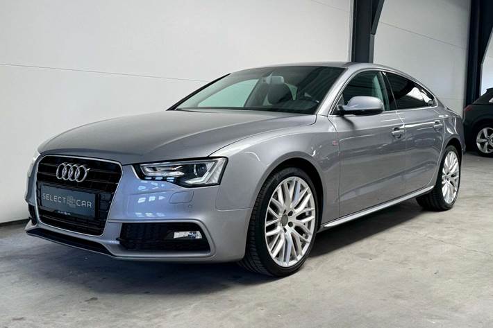 Grå Audi A5 fra 2016 set udefra