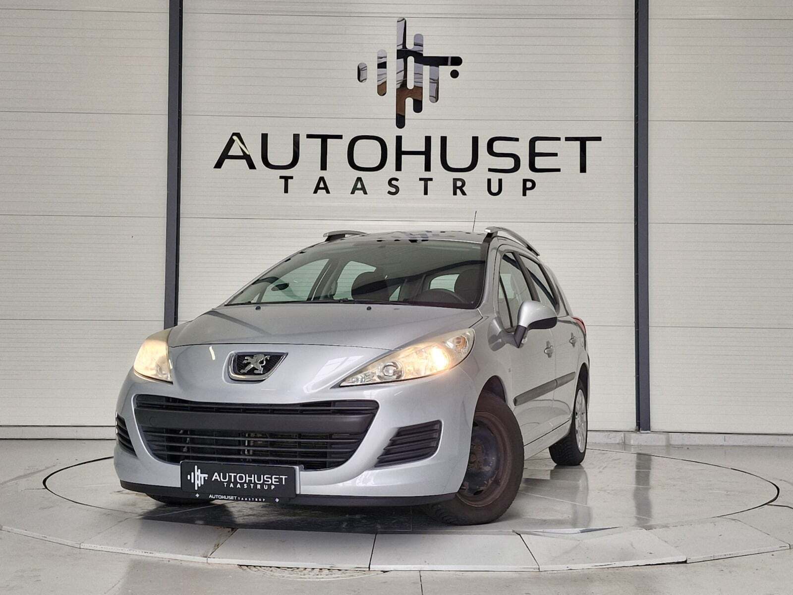 Sølv Peugeot 207 fra 2009 set udefra