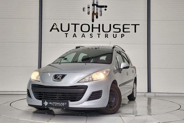 Sølv Peugeot 207 fra 2009 set udefra