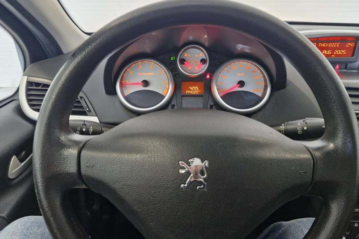 Sølv Peugeot 207 fra 2009