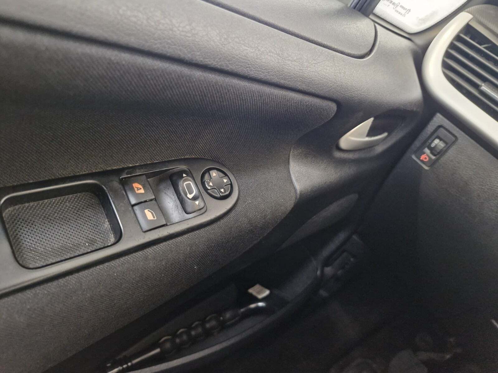 Sølv Peugeot 207 fra 2009