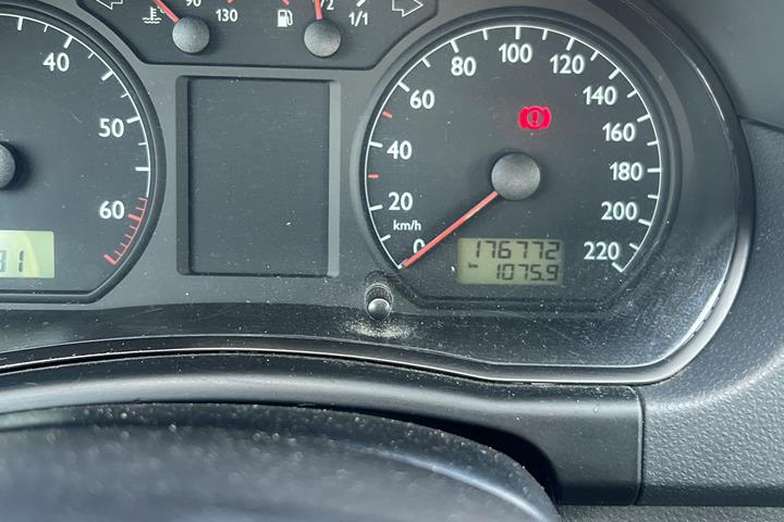 Grå VW Polo fra 2002