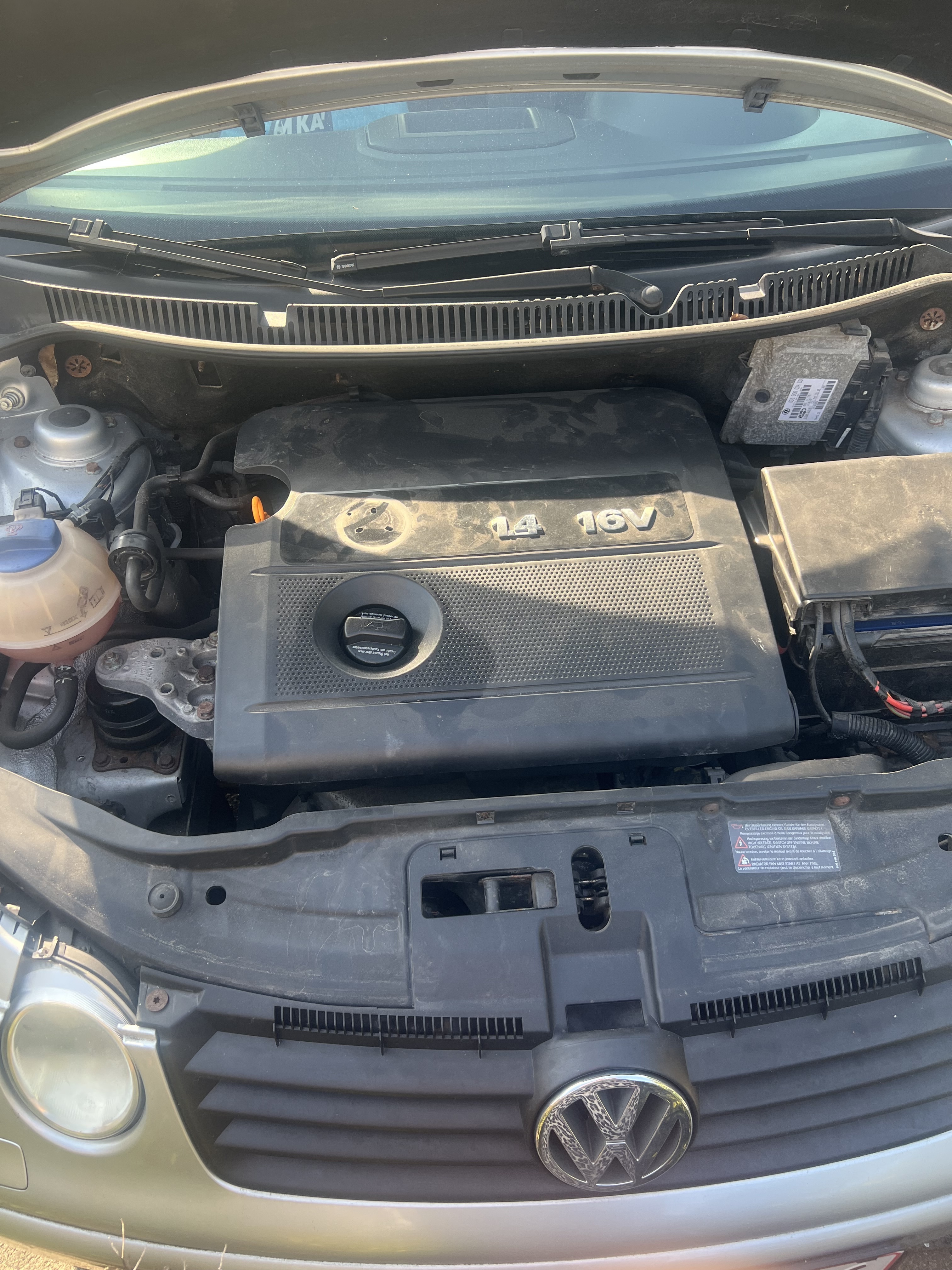 Grå VW Polo fra 2002