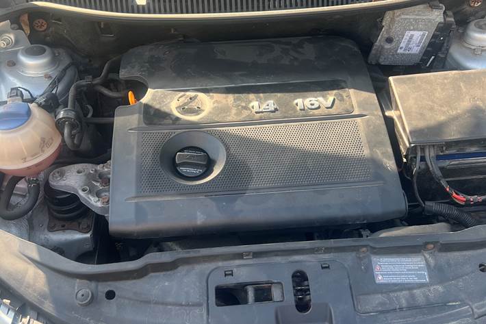 Grå VW Polo fra 2002