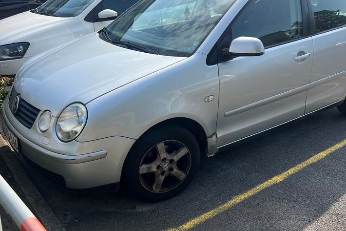 Grå VW Polo fra 2002