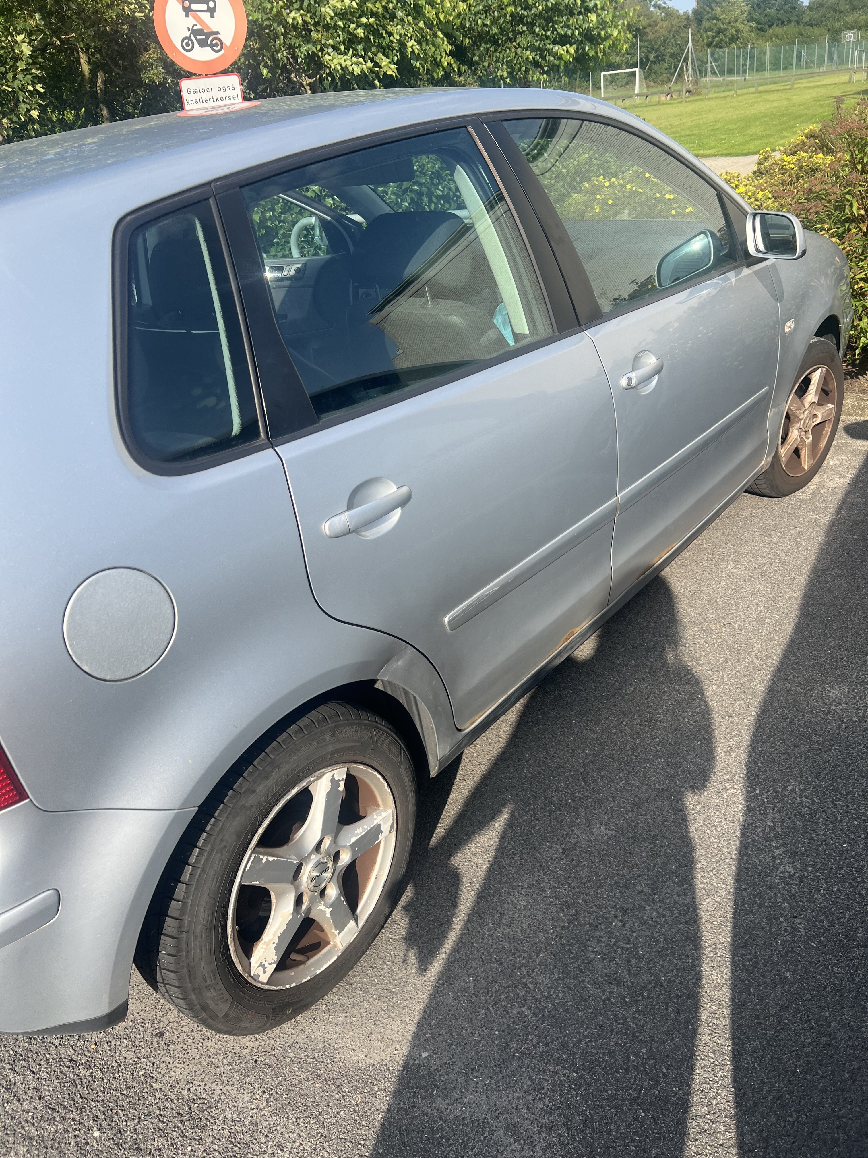 Grå VW Polo fra 2002