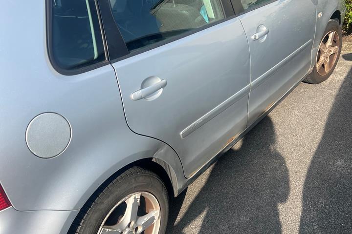 Grå VW Polo fra 2002