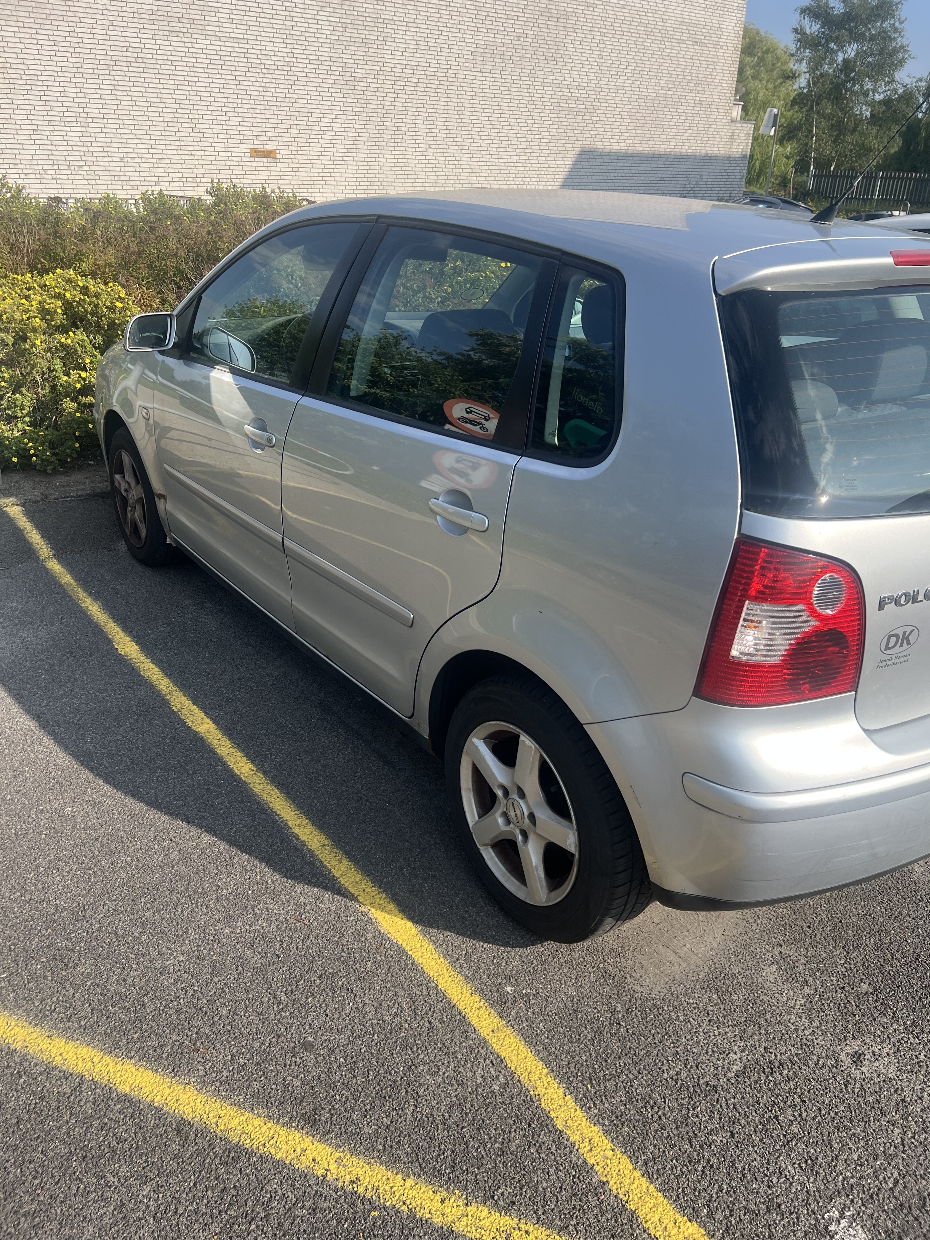Grå VW Polo fra 2002