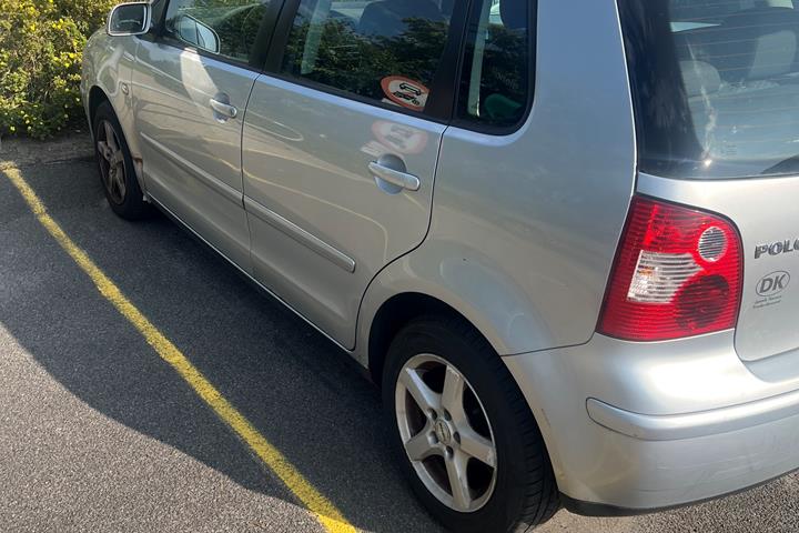 Grå VW Polo fra 2002