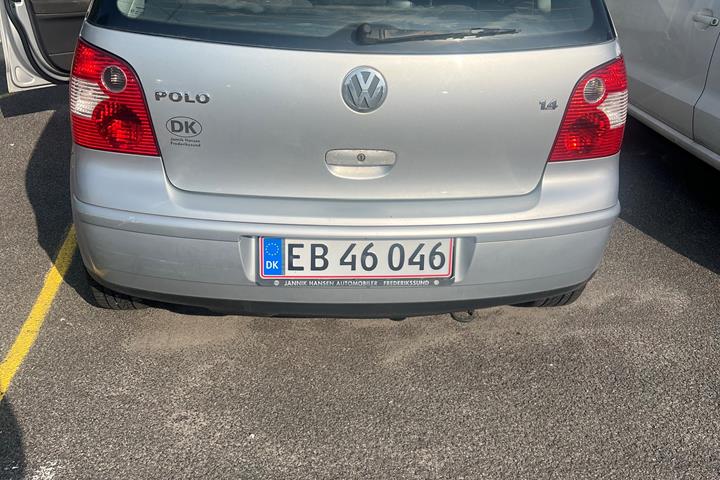Grå VW Polo fra 2002