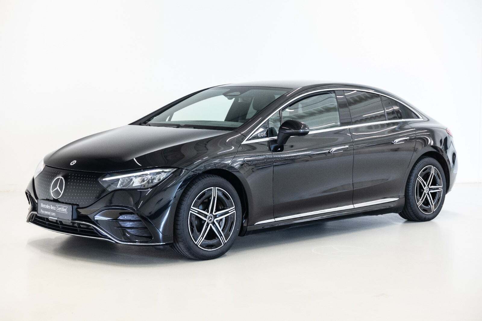 Sort Mercedes EQE350 fra 2024 set udefra