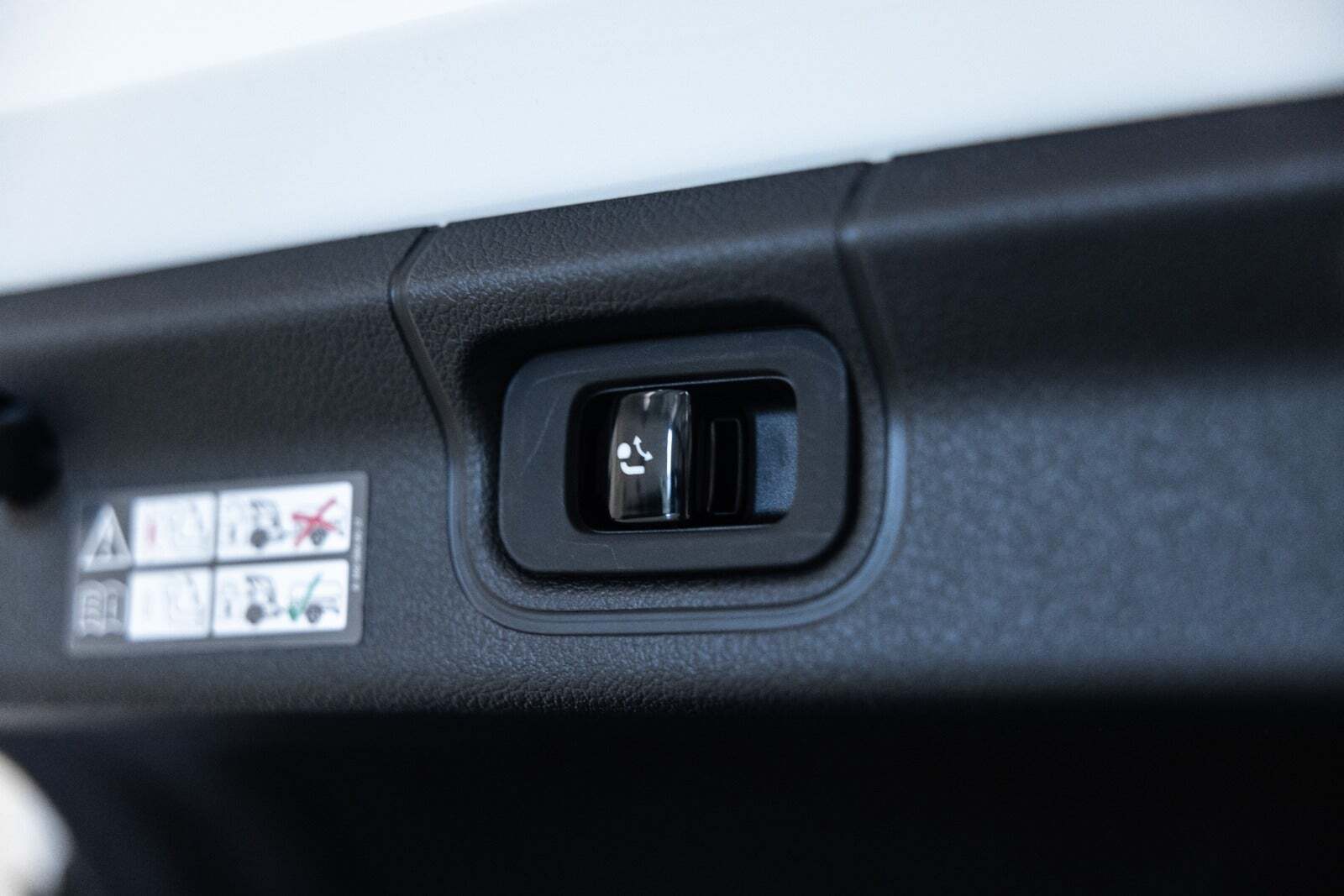 Hvid Mercedes EQE350 fra 2024