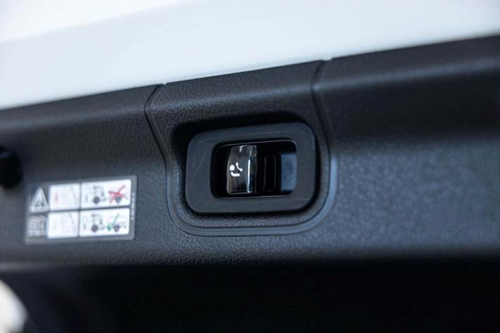 Hvid Mercedes EQE350 fra 2024
