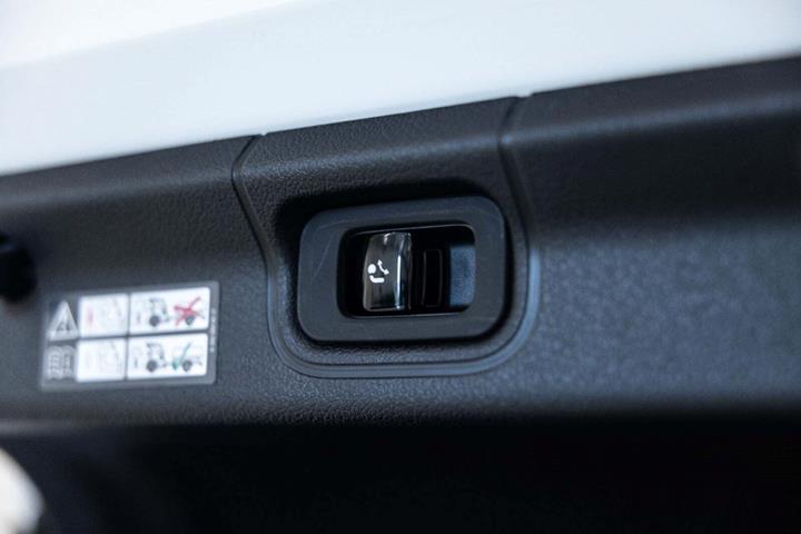 Hvid Mercedes EQE350 fra 2024