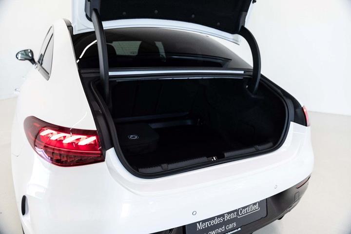 Hvid Mercedes EQE350 fra 2024