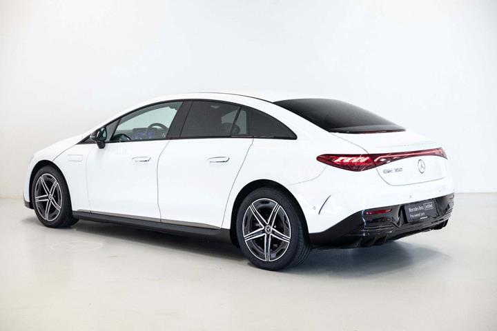 Hvid Mercedes EQE350 fra 2024