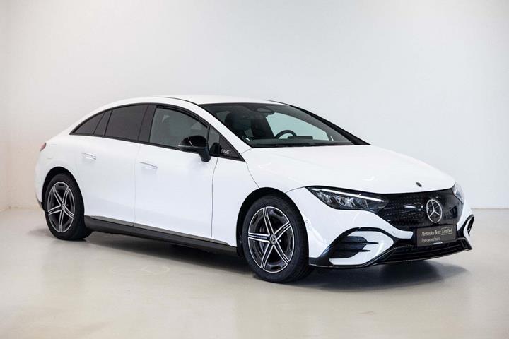 Hvid Mercedes EQE350 fra 2024