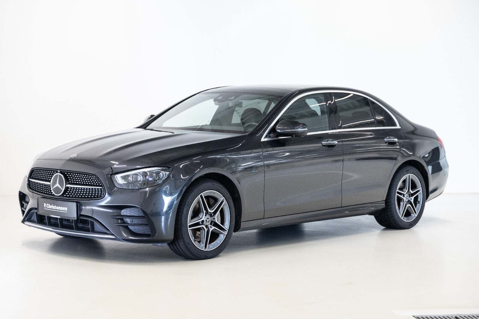Grå Mercedes E300 de fra 2021 set udefra
