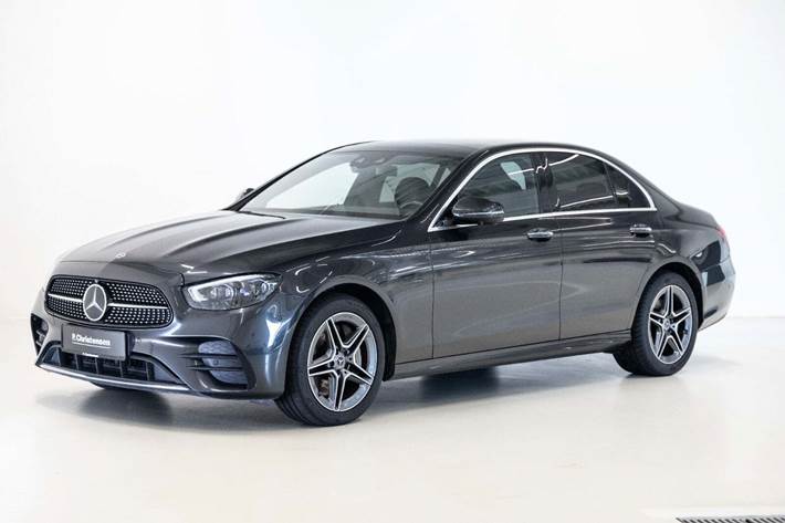 Grå Mercedes E300 de fra 2021 set udefra