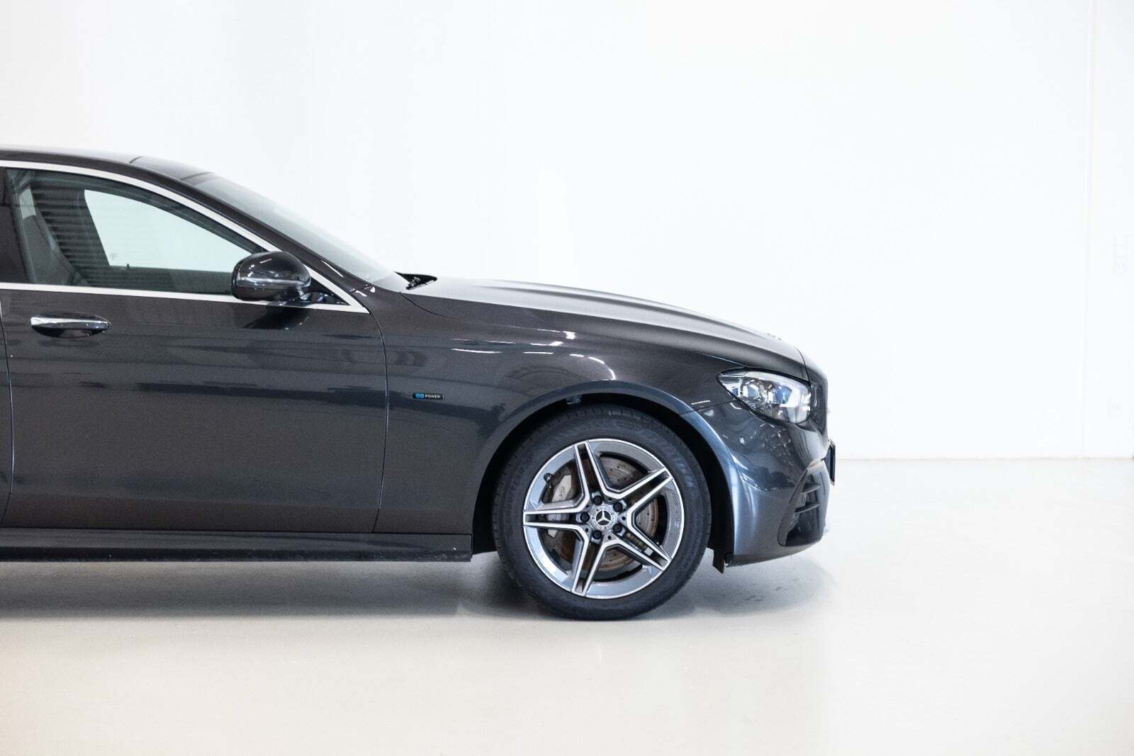 Grå Mercedes E300 de fra 2021