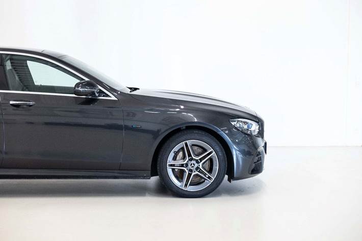 Grå Mercedes E300 de fra 2021