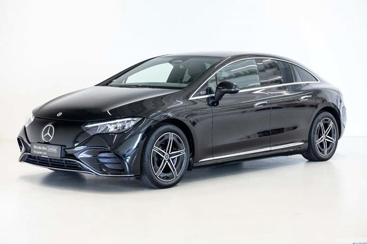 Sort Mercedes EQE350 fra 2024 set udefra