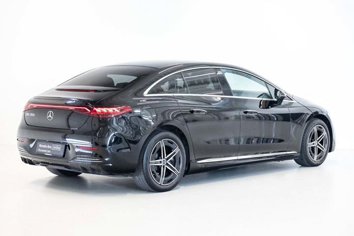 Sort Mercedes EQE350 fra 2024
