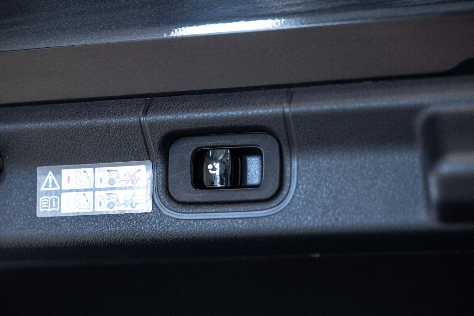 Sort Mercedes EQE350 fra 2024